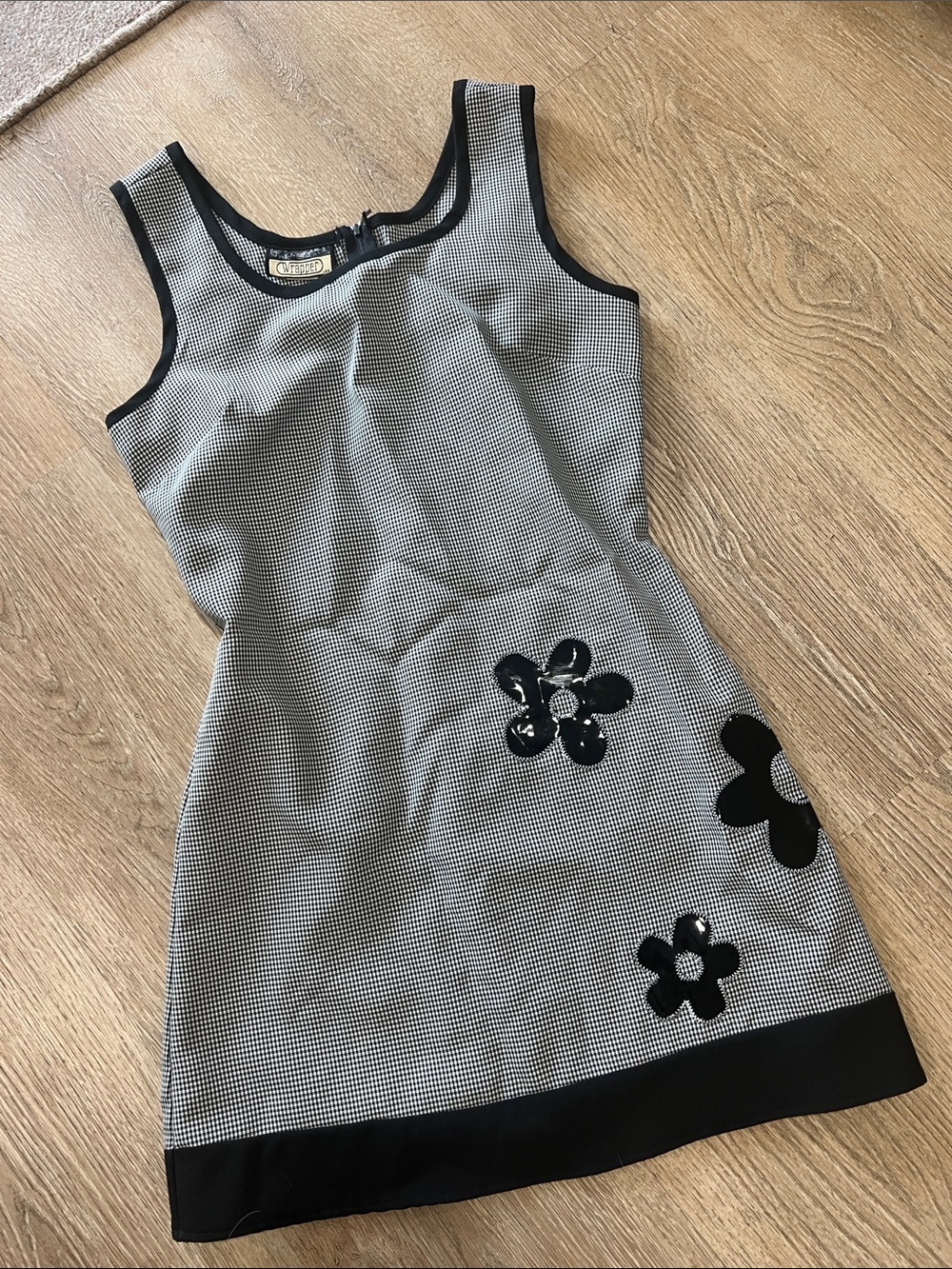Wrapper Black & White Sleeveless Floral Shift Dress